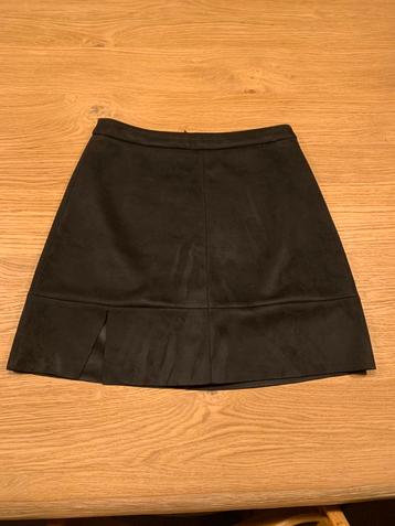 Zwarte alsof suède rok. Pieces. Mt M. Split voor., Taille 38/40 (M), Au-dessus du genou, Comme neuf, Enlèvement