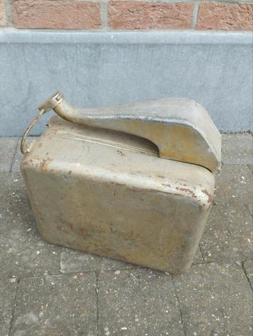 Vintage jerrycan met tuit  beschikbaar voor biedingen