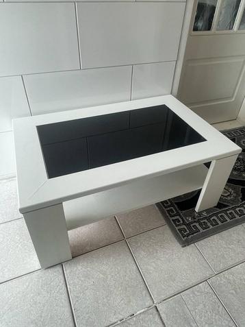 Salon tafel in goede staat beschikbaar voor biedingen