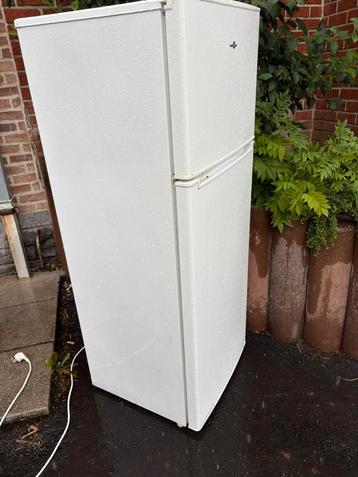 A donner pour ferrailles frigo et lit métal à Saint-Vaast, Enlèvement