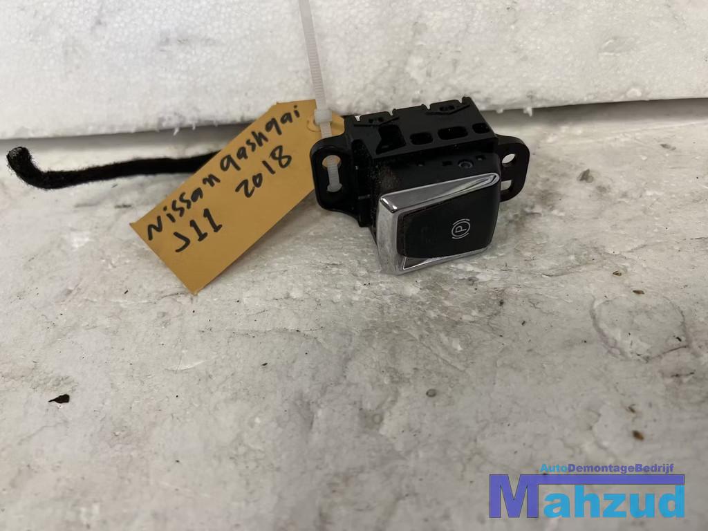 NISSAN QASHQAI 2 J11 Handrem knop 2013-2021, Nissan Motor Co., Ltd., Takashima 1-chome 1-1
220-8686  Yokohama, Utilisé, NISSAN_SR@mail.nissan.co.jp