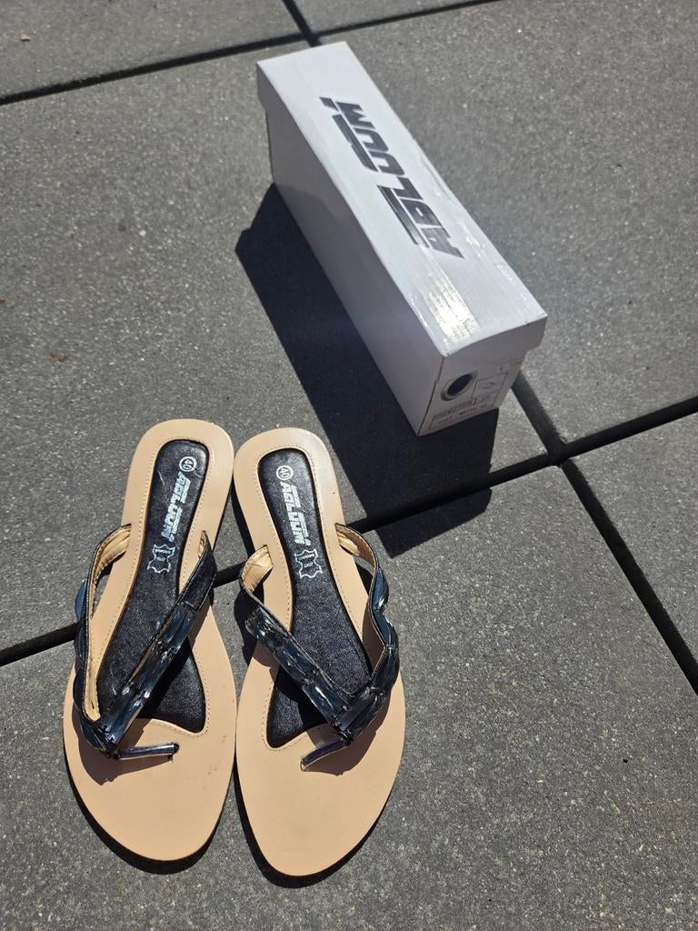 Nieuwe teenslippers grijs zwart steentjes maat 40, Slippers, Zwart, Nieuw, Ophalen of Verzenden