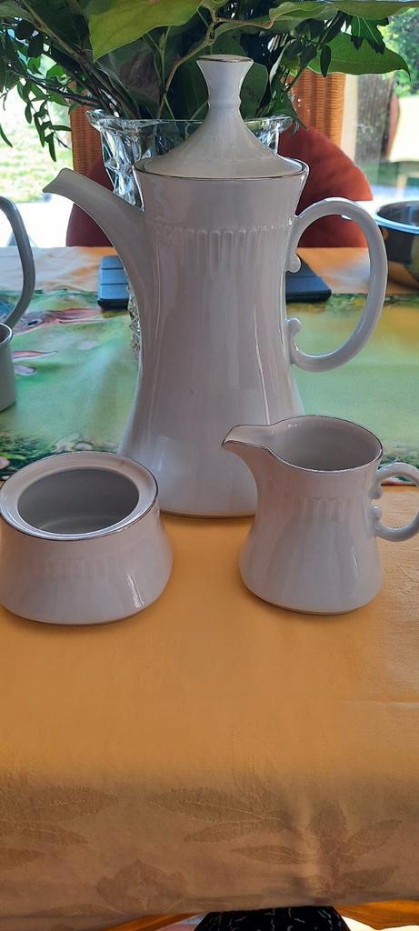 Soepkom, groentenkom, slakom en koffiepot suiker en melkpot, Antiek en Kunst, Antiek | Servies los, Ophalen