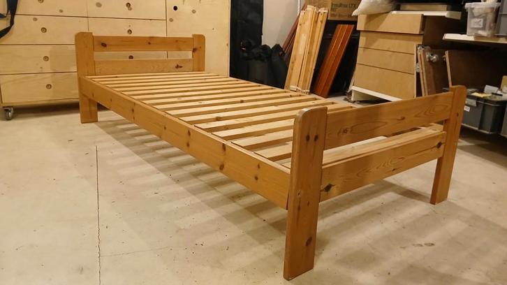 2x bedje ikea 100% hout, Huis en Inrichting, Slaapkamer | Bedden, Ophalen