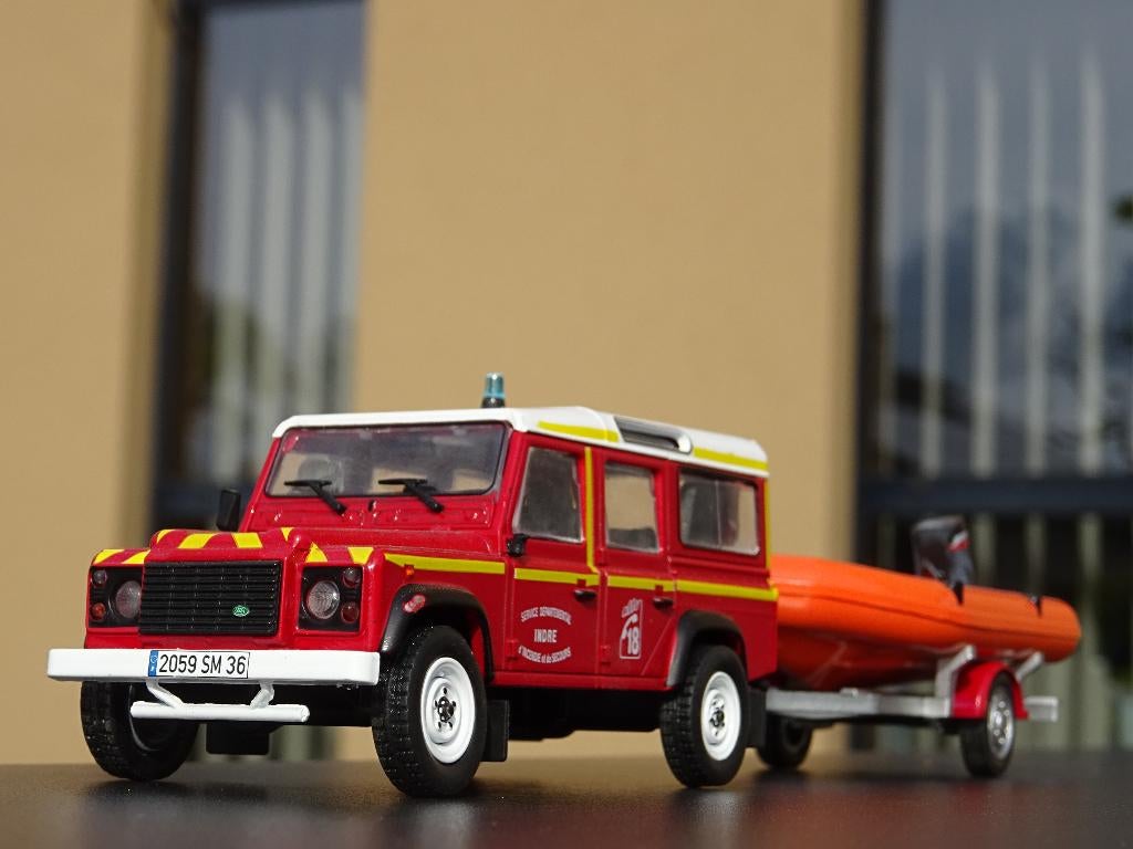 Landrover Defender 110 Brandweer met reddingsboot - 1/43, Enlèvement ou Envoi, Comme neuf, Voiture