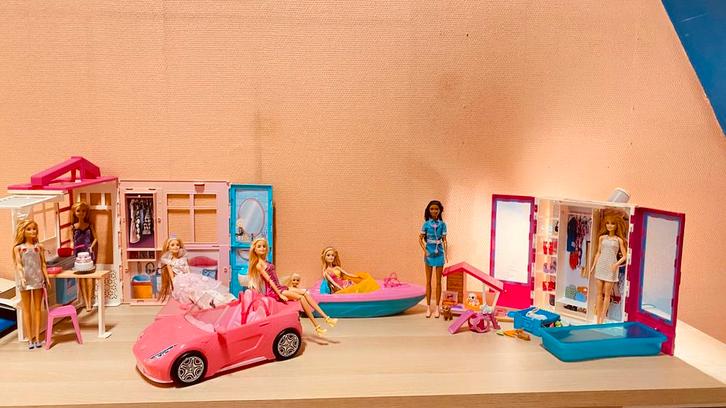Lot barbie, Enfants & Bébés, Jouets | Poupées, Barbie, Enlèvement