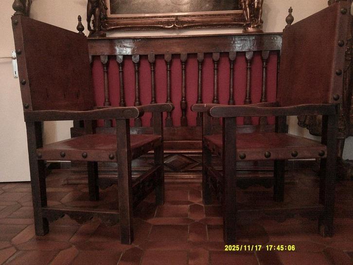 2 Beaux sièges chevaleresques anciens en cuir  (18e siècle), Antiquités & Art, Antiquités | Meubles | Chaises & Canapés, Enlèvement