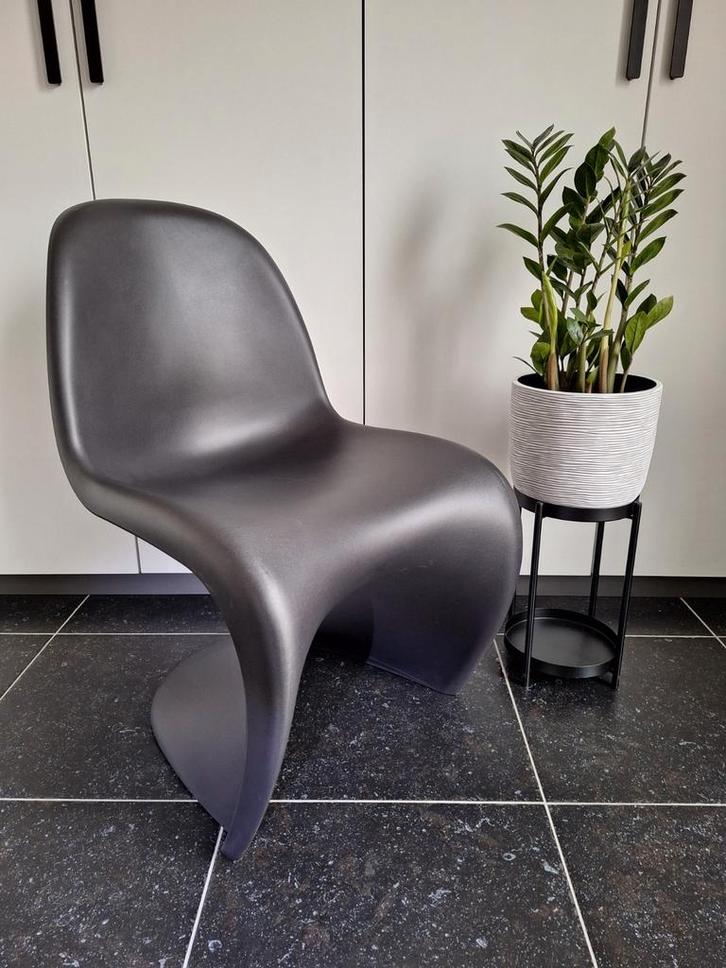 Chaise Vitra Panton Chair noire, Maison & Meubles, Chaises, Comme neuf, Synthétique, Noir, Enlèvement