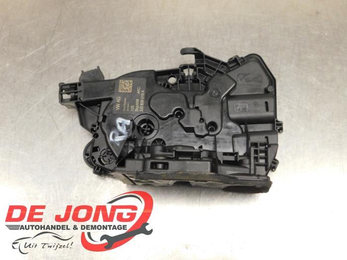 Serrure portière mécanique 4portes arrière droite d'un Vo, Volkswagen, -, 3 mois de garantie, Utilisé