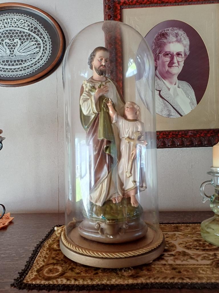 Maria en jozef onder glazen globen, Ophalen