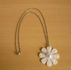 Lange zilverkleurige ketting witte parelmoeren bloem hanger, Ophalen of Verzenden