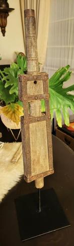 Ornement d'art tribal africain antique, Enlèvement ou Envoi