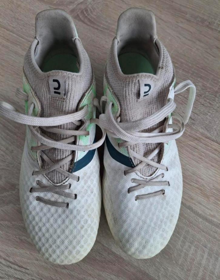 Kipsta Viralto III FG junior voetbalschoenen, Sport en Fitness, Loopsport en Atletiek, Zo goed als nieuw, Ophalen