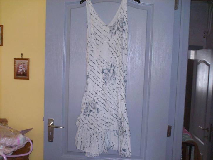 a vendre robe pour dame, Vêtements | Femmes, Robes, Porté, Autres couleurs, Longueur genou, Enlèvement ou Envoi