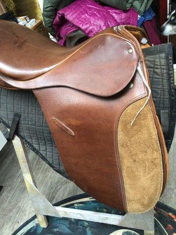 Dressuurzadel nieuw met prijskaartje beschikbaar voor biedingen