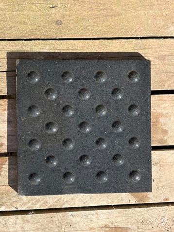 Dalles de guidage 30/30 avec pastilles  beschikbaar voor biedingen