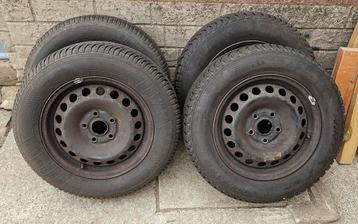 Pneus Hiver + Enjoliveurs VW beschikbaar voor biedingen