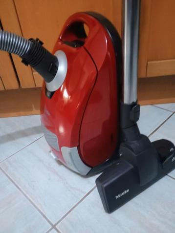 MIELE STOFZUIGER VAN 2000 WATT beschikbaar voor biedingen