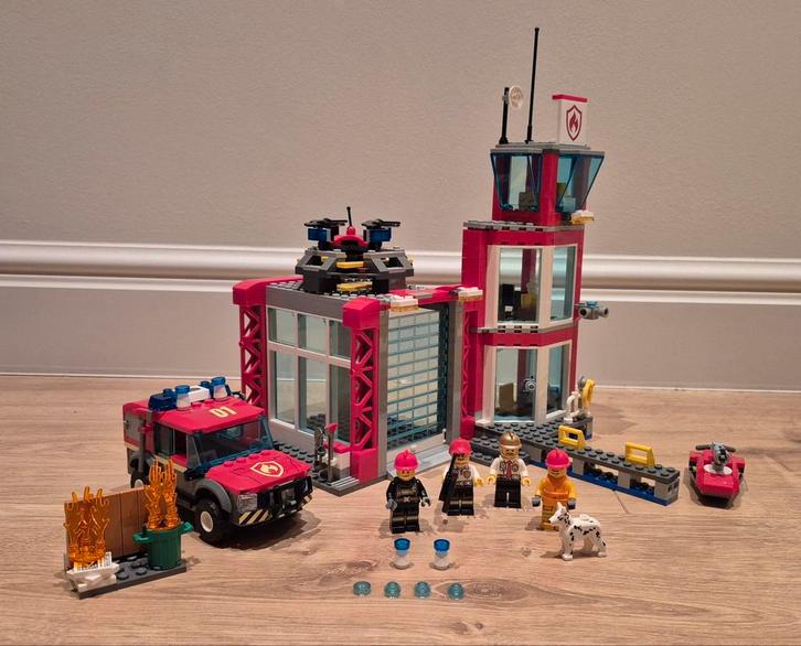 Lego brandweerkazerne 60215, Kinderen en Baby's, Speelgoed | Duplo en Lego, Zo goed als nieuw, Lego, Complete set, Ophalen