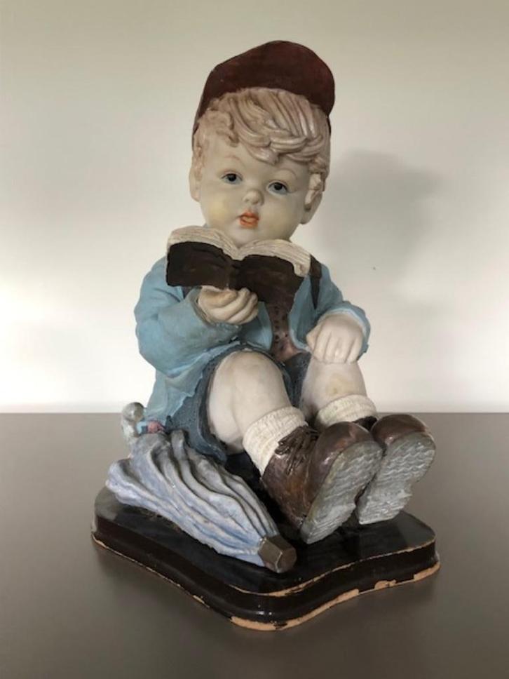 Beeldje " jongen leest boekje ", Antiek en Kunst, Curiosa en Brocante, Ophalen of Verzenden