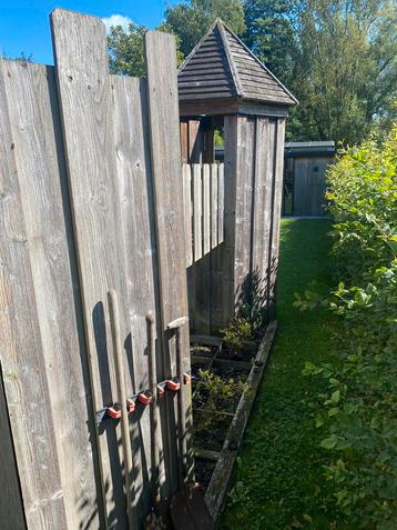 Houten speelhuis met glijbaan