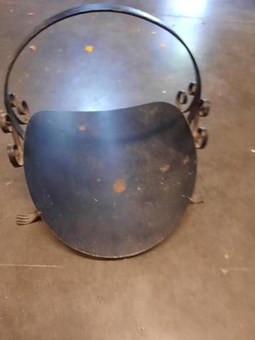 metalen houtmand beschikbaar voor biedingen