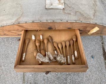 Ancien métier à dentelle aux fuseaux avec tiroir et fuseaux beschikbaar voor biedingen