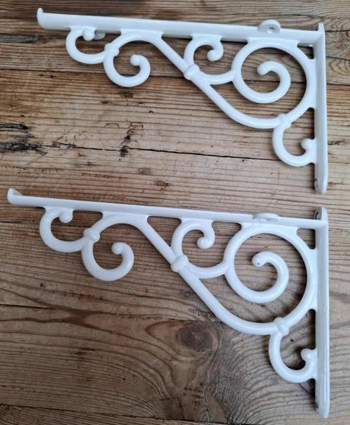 2 Witte lichtgewicht ijzeren plankendragers met krullen, Antiek en Kunst, Curiosa en Brocante, Ophalen of Verzenden