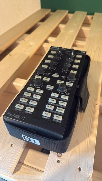 TRAKTOR X1 - Midi controller met hoes beschikbaar voor biedingen