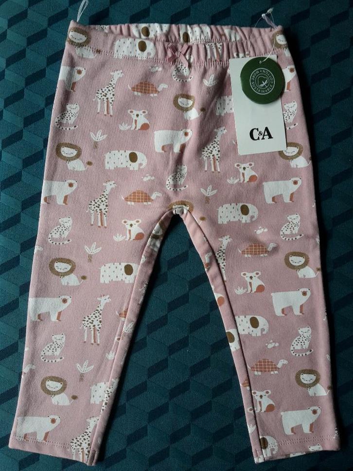 Mooie warme nieuwe broek van C&A, maat 86, roze met diertjes, Enfants & Bébés, Vêtements de bébé | Taille 86, Neuf, Fille, Pantalon