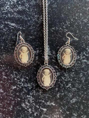 Oorbellen + hanger aan ketting  beschikbaar voor biedingen