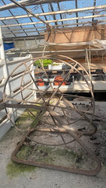 Retro metalen tuinhaspel beschikbaar voor biedingen