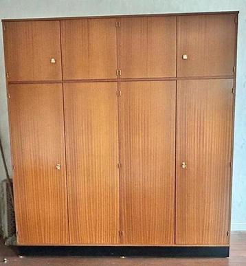 Ruime vintage garderobekast beschikbaar voor biedingen
