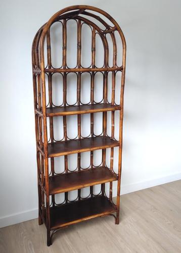 Vintage rotan rek beschikbaar voor biedingen