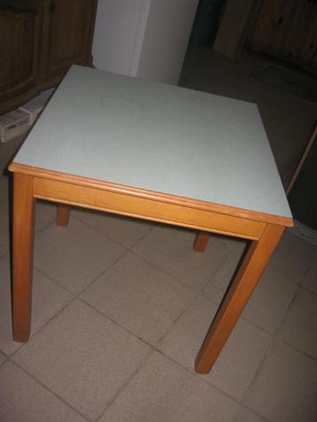 Petite table basse pour enfants carré avec le dessus de coul