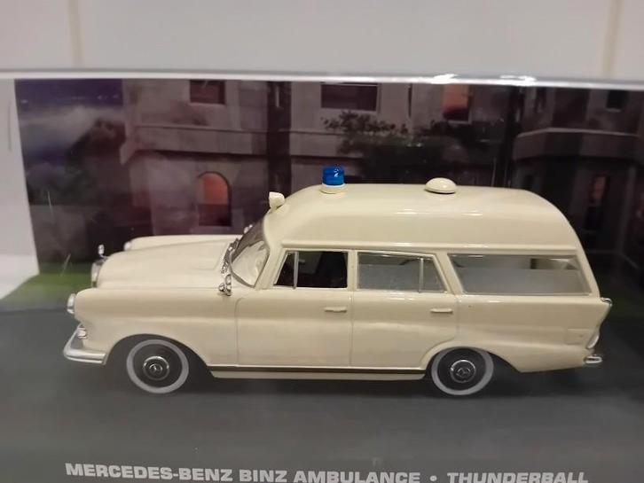De Mercedes-Benz Binz Ambulance uit James Bond, Hobby & Loisirs créatifs, Voitures miniatures | 1:43, Comme neuf, Voiture, Universal Hobbies