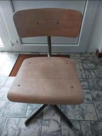 Chaise d'école pour enfant.  beschikbaar voor biedingen