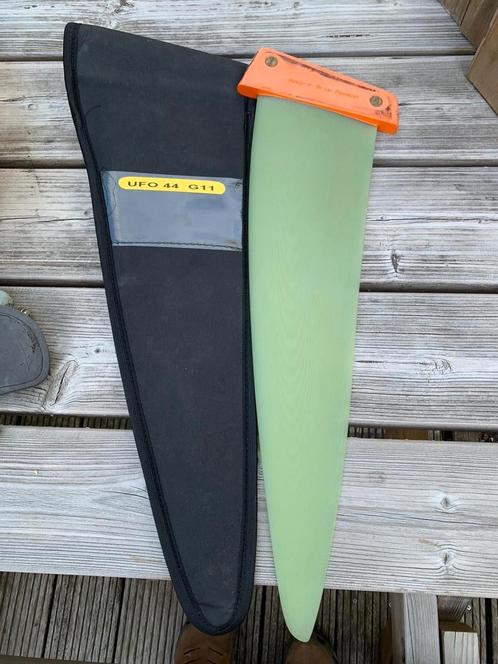 Windsurf vinnen, kapje, handschoenen, trapezetouwen, enz...., Watersport en Boten, Windsurfen, Gebruikt, Ophalen