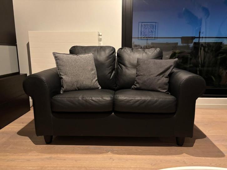 Tweepersoons sofa Ikea zwart leer, Huis en Inrichting, Zetels | Zetels, Gebruikt, Rechte bank, Tweepersoons, 150 tot 200 cm, 75 tot 100 cm