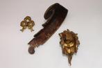 Trois ornements de meuble ancien en bronze, neoud, lion, Bronze, Enlèvement ou Envoi