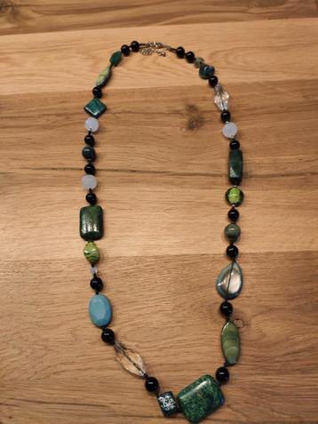 Ketting met groene tinten, leuk als cadeau beschikbaar voor biedingen