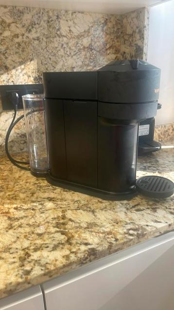 Cafetière Nespresso Vertuo Next, Machine à espresso, Réservoir d'eau amovible, Dosettes et capsules de café, Comme neuf