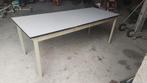 Tafel in de eetzaal van de school Formica, Ophalen