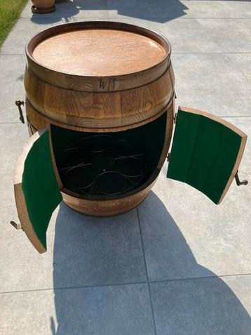 Unieke houten barkast / wijnrek in de vorm van een wijnvat beschikbaar voor biedingen