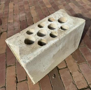 Stapel bouwblokken kalkzandsteen beschikbaar voor biedingen