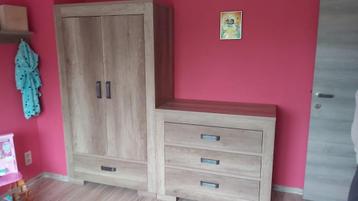 kinderkamer : kast en commode 