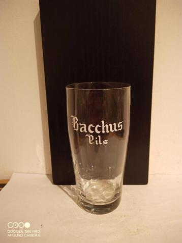 Oud geverfd bierglas Bacchus Pils met facetten beschikbaar voor biedingen