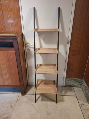 Etagère beschikbaar voor biedingen