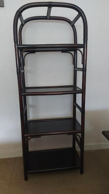 Zeer mooi vintage donkerbruin rotan rek/boekenrek beschikbaar voor biedingen