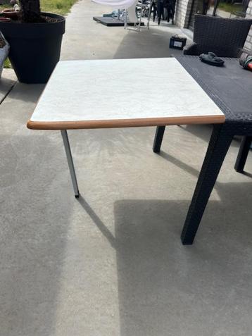 Tafel uit caravan beschikbaar voor biedingen